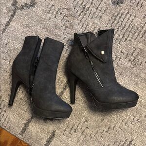 2 Lips Too Blackish/grey Heeled Boots